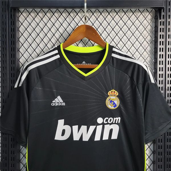 Retro Real Madrid 2010-2011 away image 2