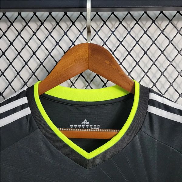 Retro Real Madrid 2010-2011 away image 3