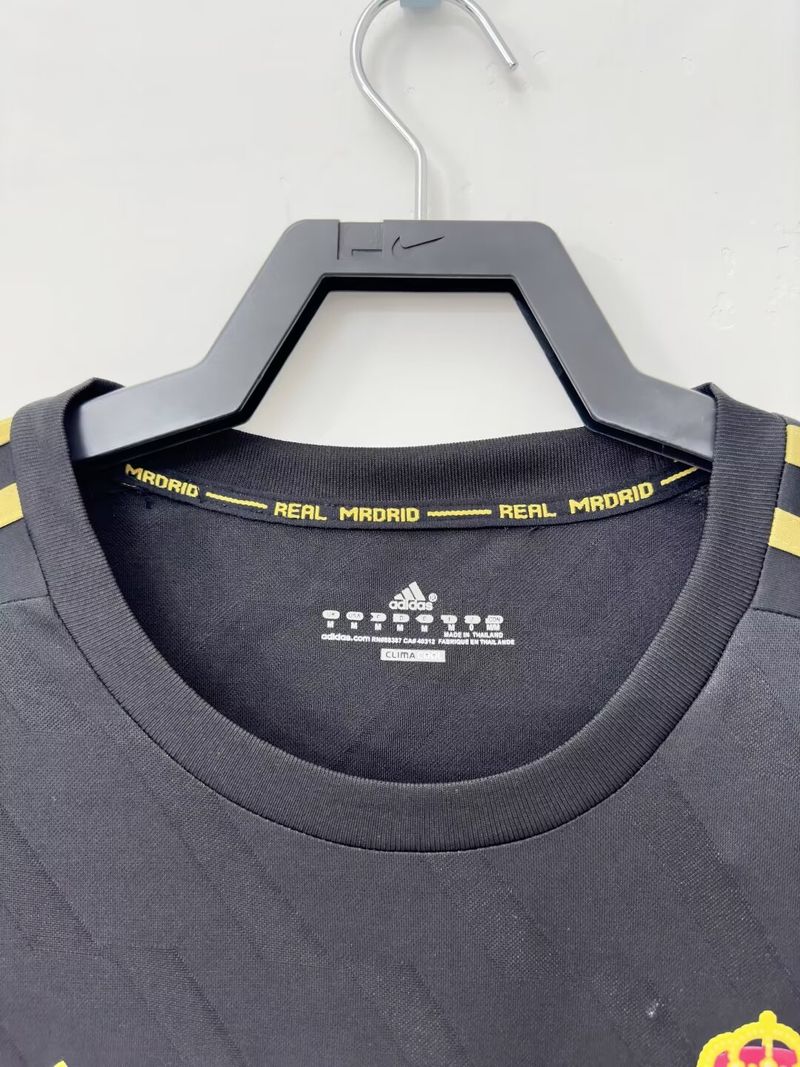 Retro Real Madrid 2011-2012 away image 3