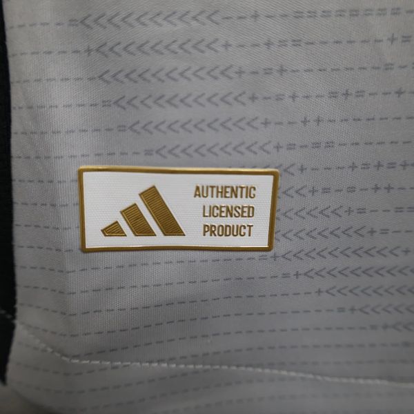 SL Benfica 2024-2025 second away player image 7
